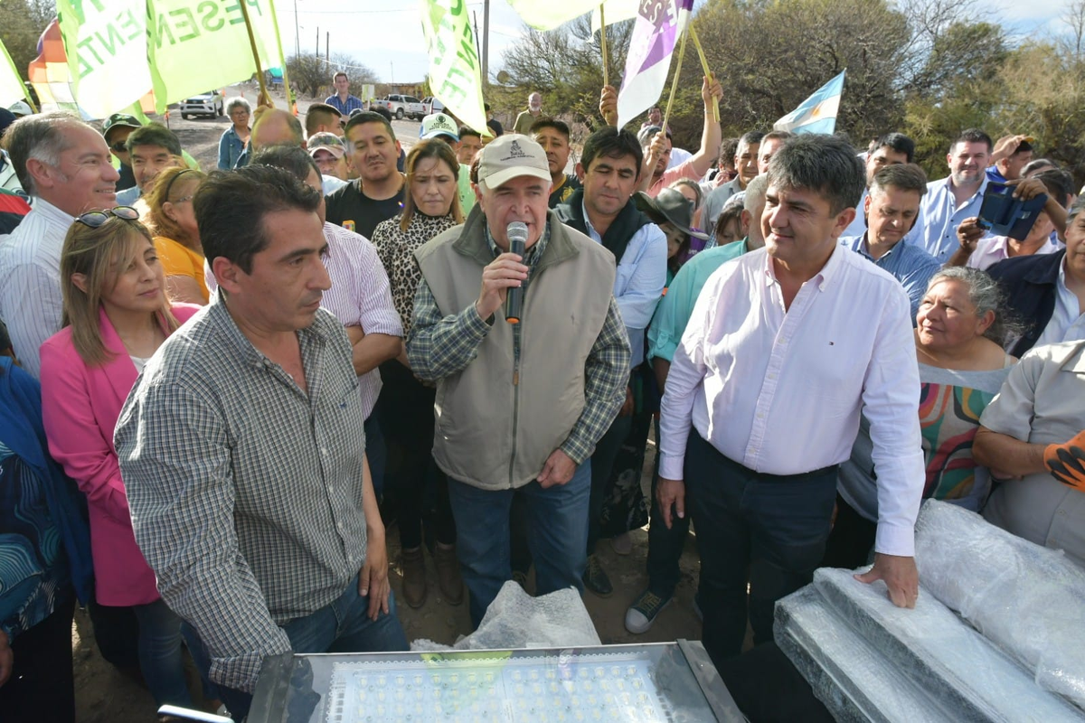 El Gobernador Jaldo recorrió las obras de pavimentación sobre ruta 307.