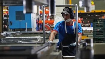 La construcción y la industria volvieron a caer en abril
