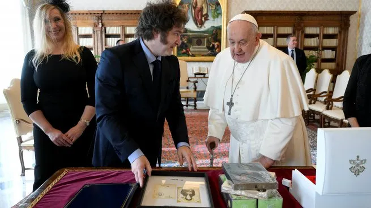 Cuáles fueron los regalos que le hizo Milei al papa Francisco
