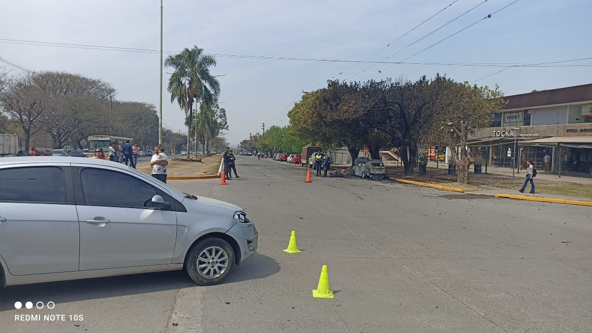 Un auto y una motocicleta se prendieron fuego tras un choque.