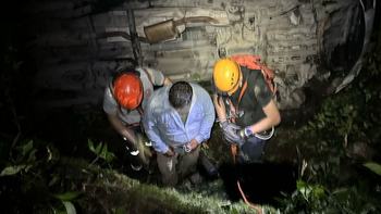 Rescatan a tres personas que habían caído en un precipicio