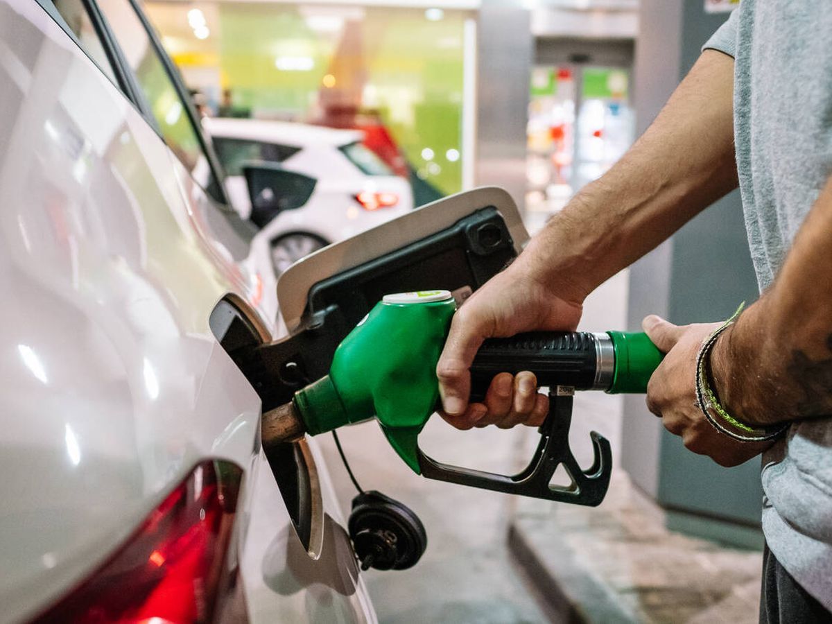 La venta de combustibles tuvo doce meses de caídas interanuales