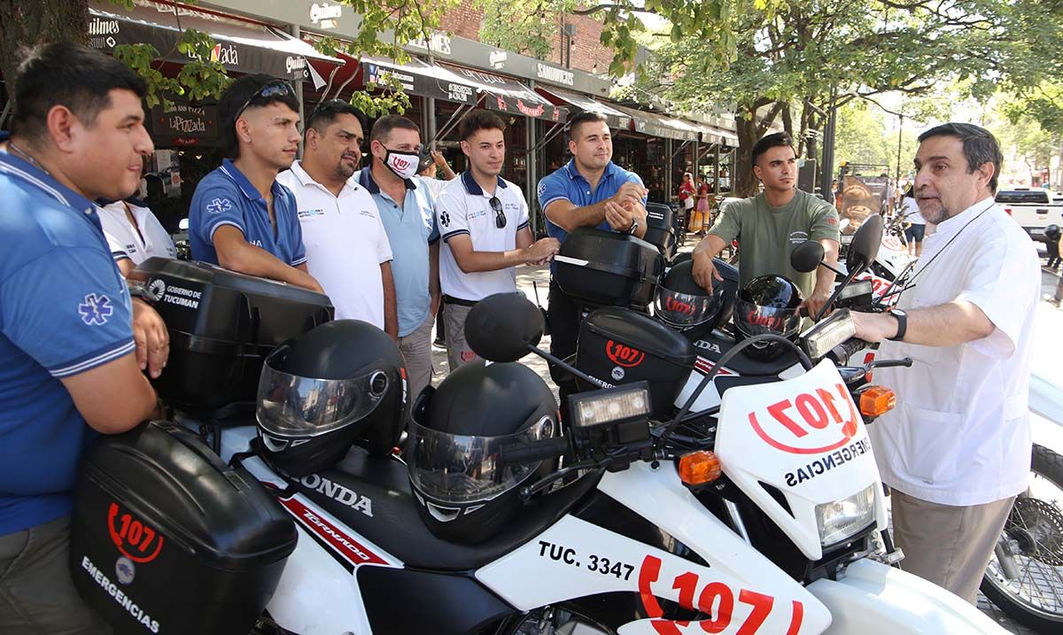 Luis Medina Ruiz visitó la base de motos del 107