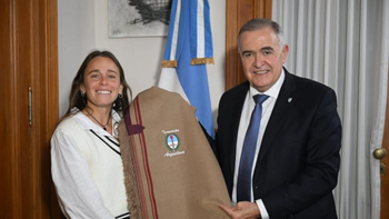 Jaldo recibió a Victoria Sauze, la primera tucumana campeona del mundo con Las Leonas