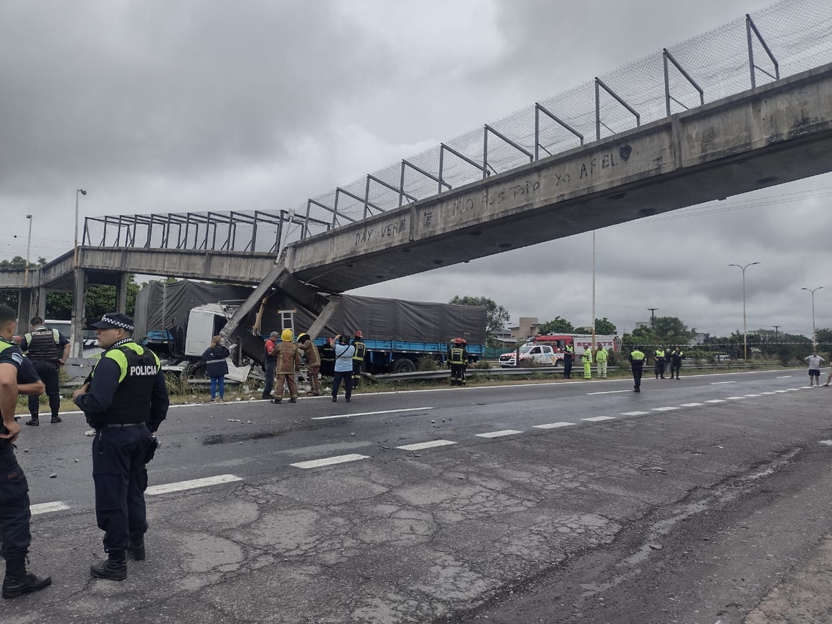 Ruta 9: un camión chocó contra el puente peatonal