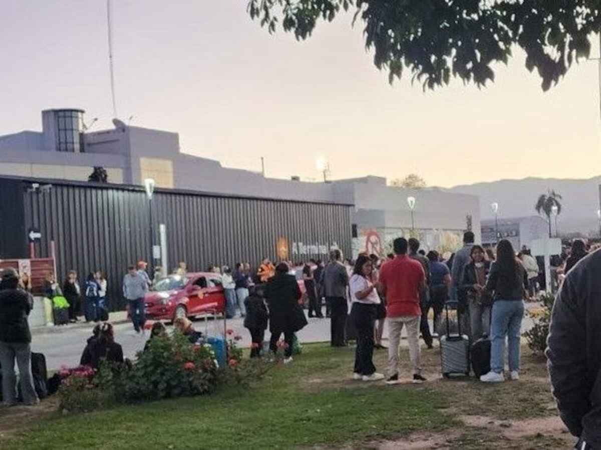 Las personas que estaban adentro del aeropuerto debieron ser evacuadas por seguridad (Foto: Infobae)