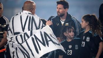 Críticas en el Reino Unido por la bandera de Malvinas junto a Messi