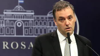 La salida de Manuel Adorni 