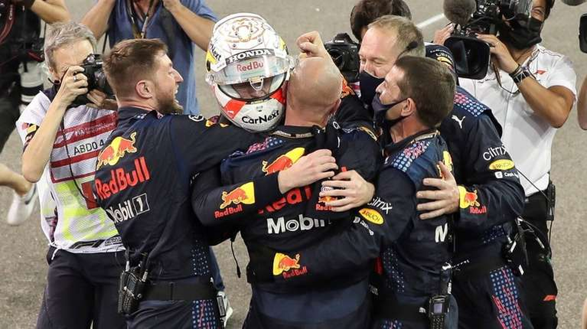 Festejo de Verstappen tras consagrarse en la Fórmula 1.