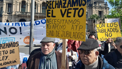 Plaza Independencia: jubilados protestaron contra el veto de Milei