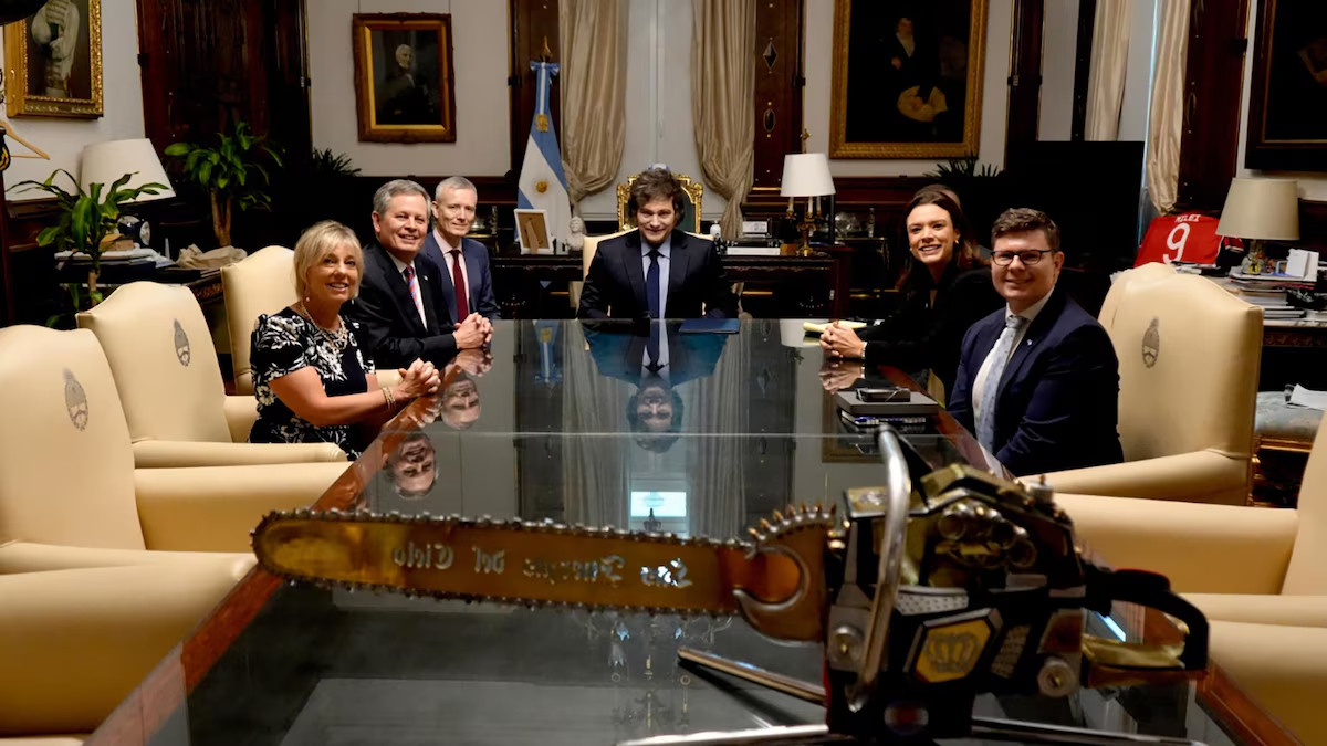 El Presidente Javier Milei recibió en Casa Rosada al senador republicano de los Estados Unidos, Steve Daines, y su comitiva. Foto: Infobae  