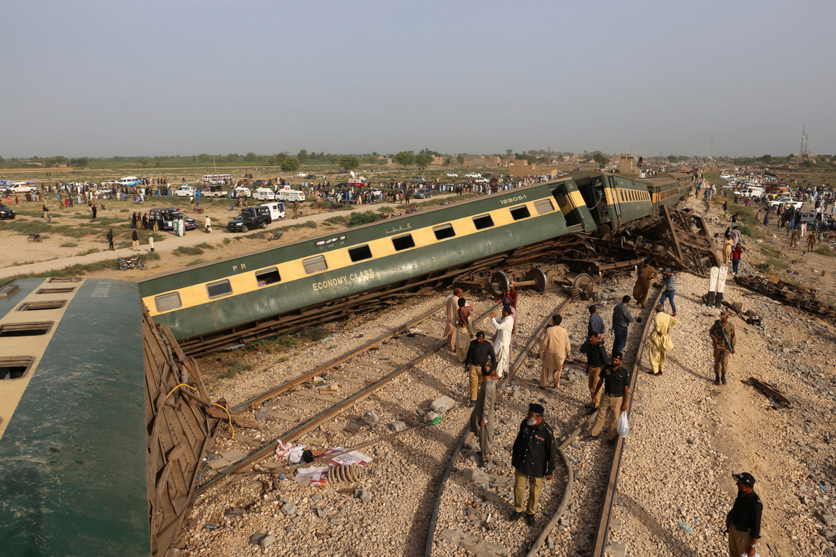 Pakistán: tras descarrilar un tren, mueren al menos 30 personas