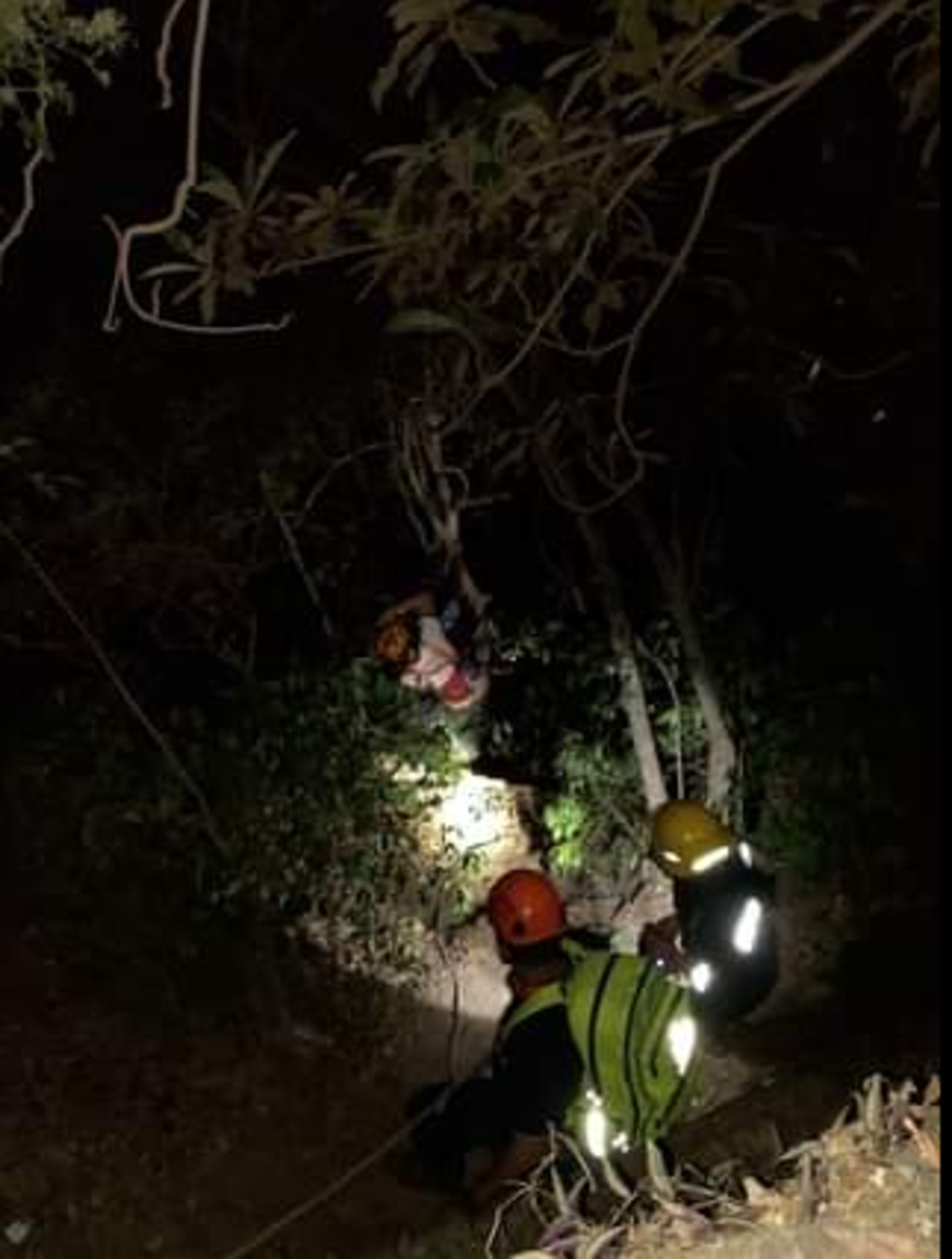 San Javier: rescatan a una persona que cayó a un precipicio