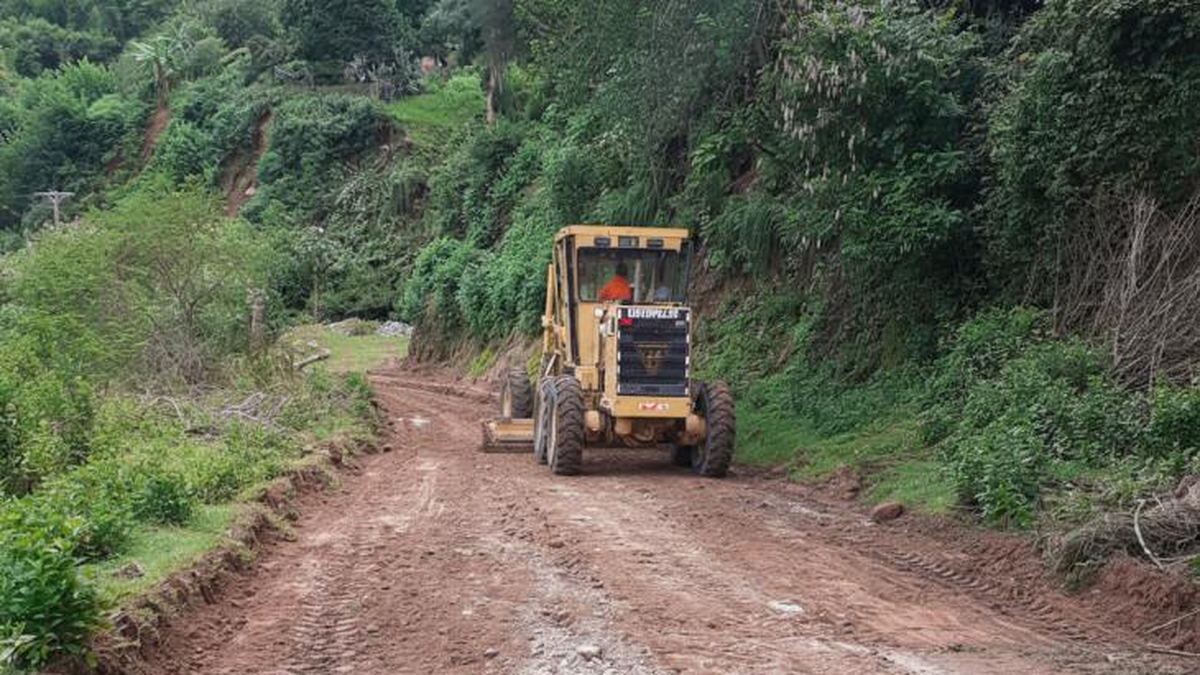 Avanza la recuperación de caminos del interior en distintos puntos 