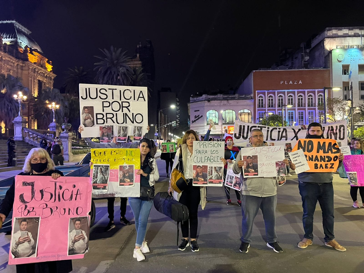 Amigos y familiares realizaron una marcha en pedido de justicia por Bruno.