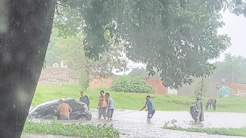 Un auto quedó atrapado por el agua en Suipacha al 1.400