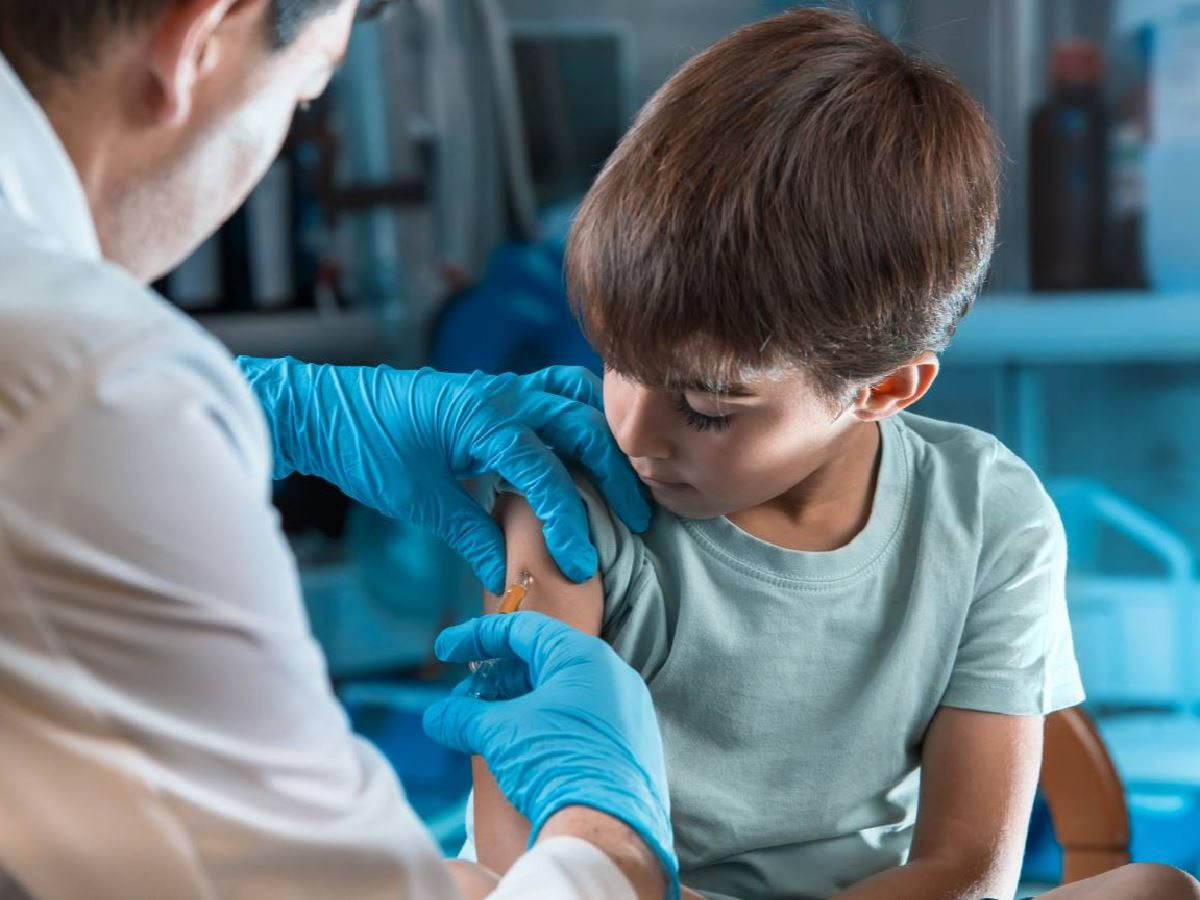 Vacunación COVID en menores: datos sobre efectos adversos