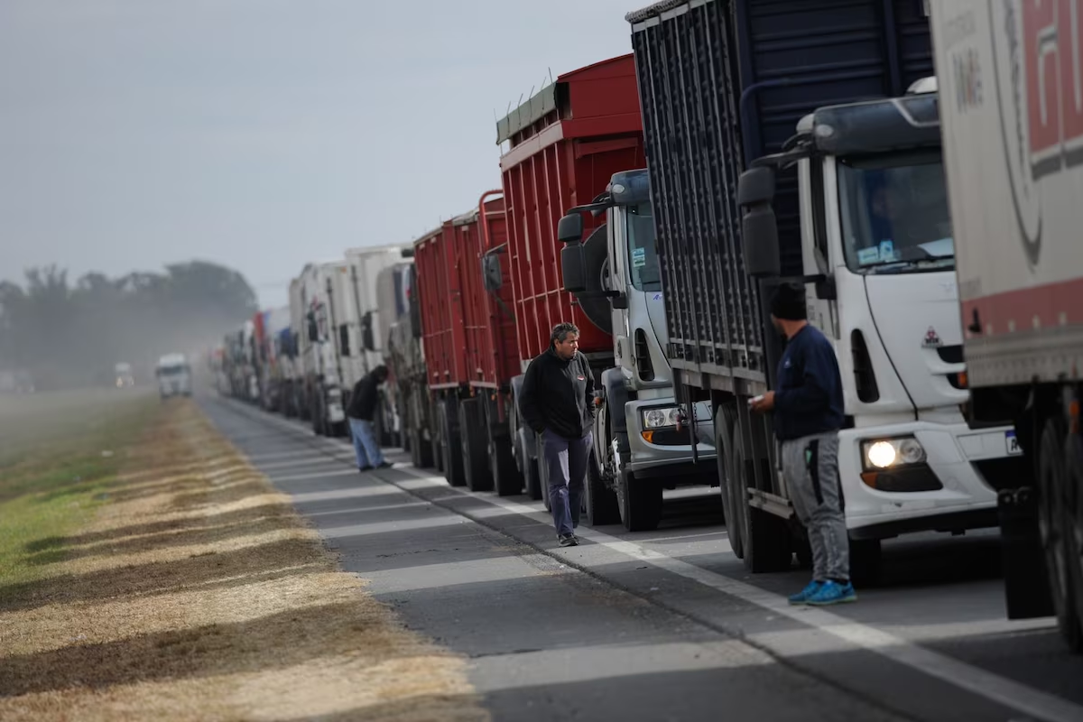 Transportistas continuarán cortando rutas en Santiago