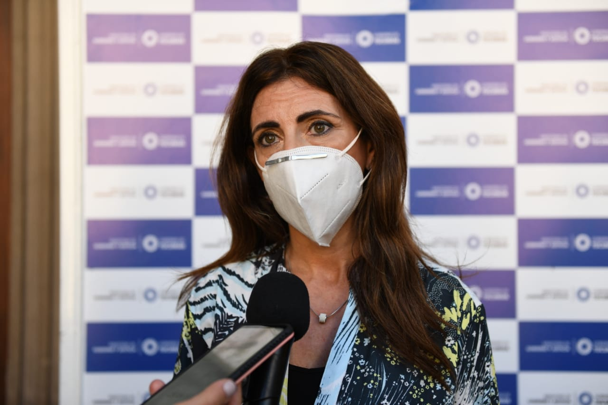 La ministra Carolina Vargas Aignasse inform&oacute; que contin&uacute;a el cronograma de pago del 80% del sueldo a estatales.