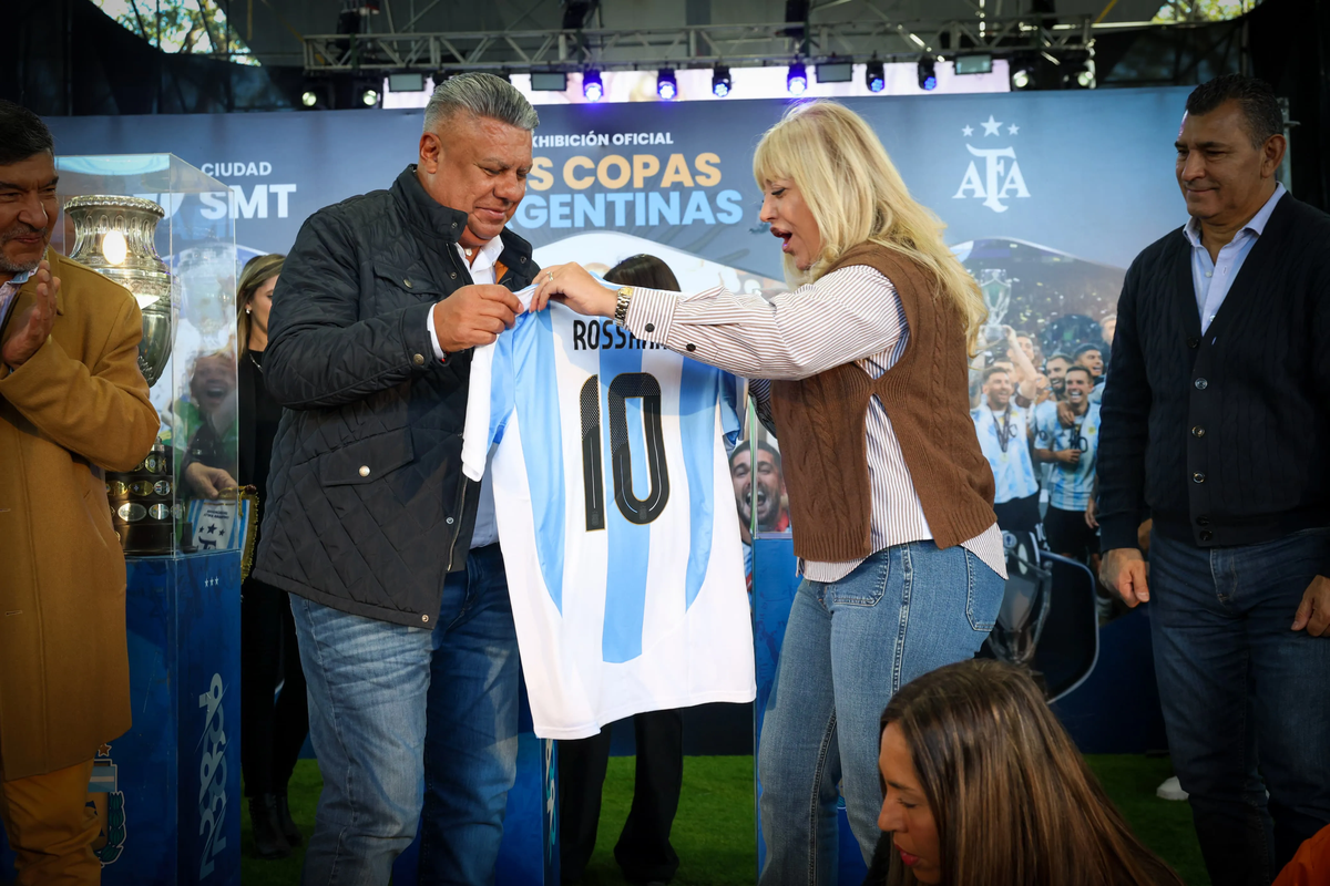Las copas obtenidas por la Selección Argentina en el Mundial de Qatar, la Copa América de Brasil y la Finalissima que le ganó a Italia, se lucieron este domingo en el predio del Parque 9 de Julio. Foto: Ciudad de San Miguel de Tucumán Las copas obtenidas por la Selección Argentina en el Mundial de Qatar, la Copa América de Brasil y la Finalissima que le ganó a Italia, se lucieron este domingo en el predio del Parque 9 de Julio. Foto: Ciudad de San Miguel de Tucumán
