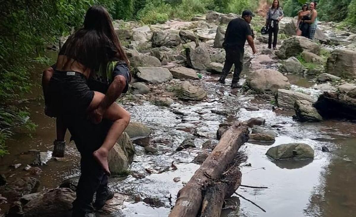 Río Noque: Policías rescataron a una joven que se fracturó
