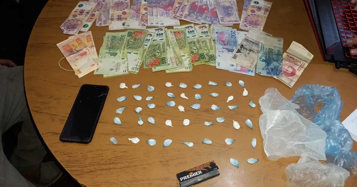 Allanamiento en Monteros: dos detenidos con cocaína y dinero en efectivo.