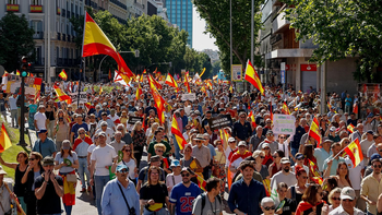 Miles de personas marcharon en Madrid para pedir la renuncia de Pedro Sánchez