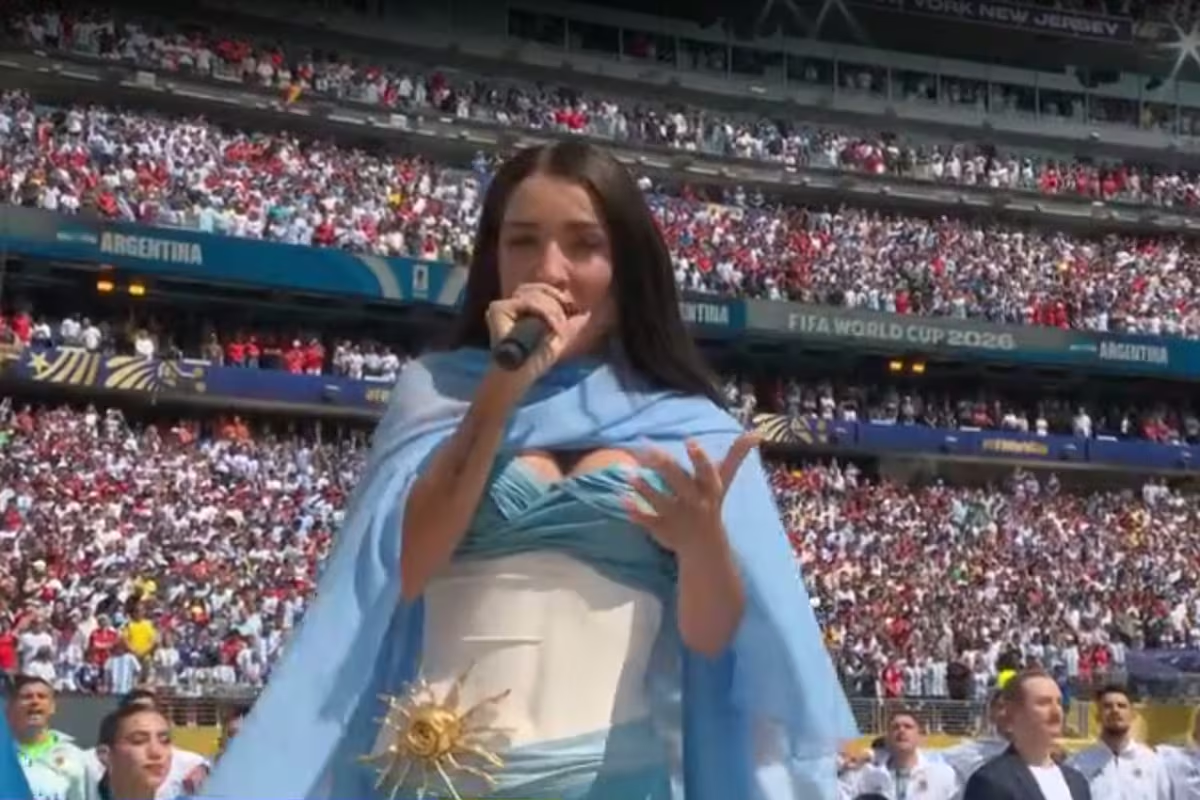 María Becerra emocionó al interpretar el Himno Nacional en la final del Mundial 2026