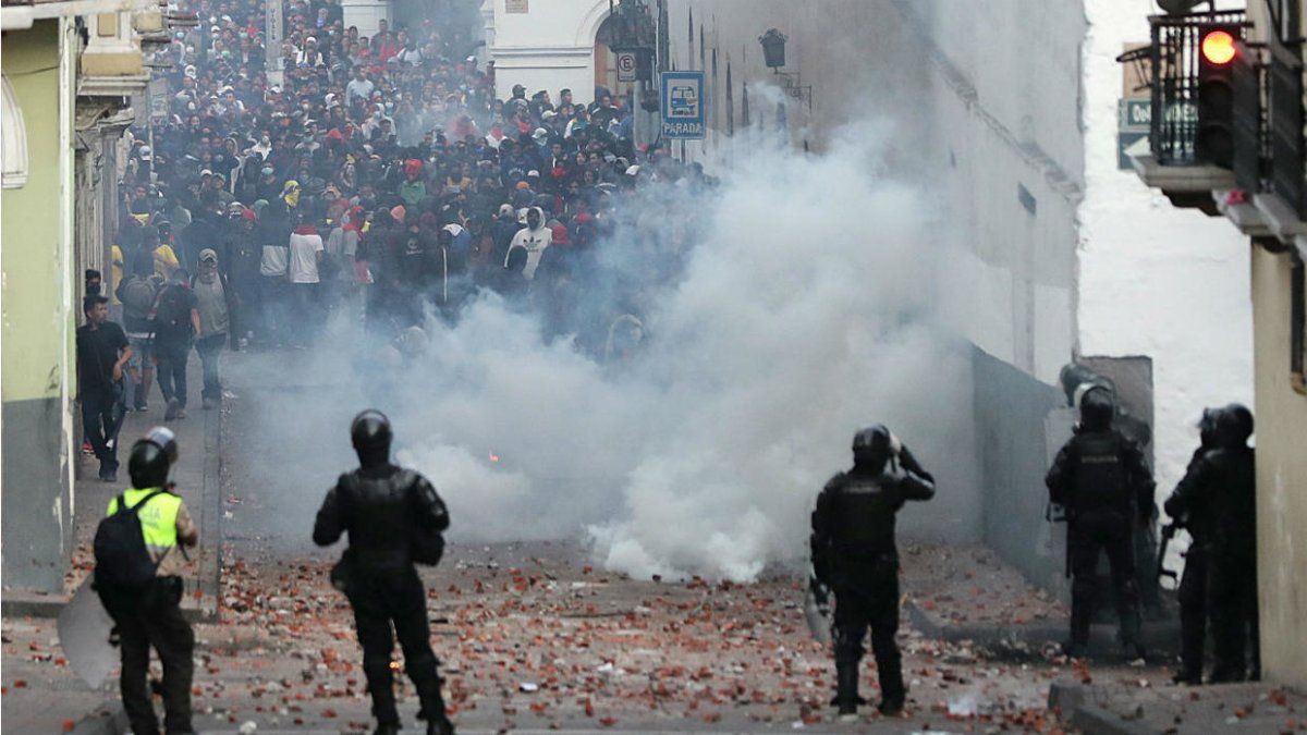 Manifestantes chocan contra las fuerzas de seguridad en Quito