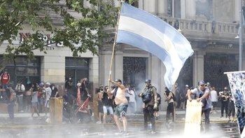 Reforma laboral: tensión, incidentes y explosiones en las afueras del Congreso