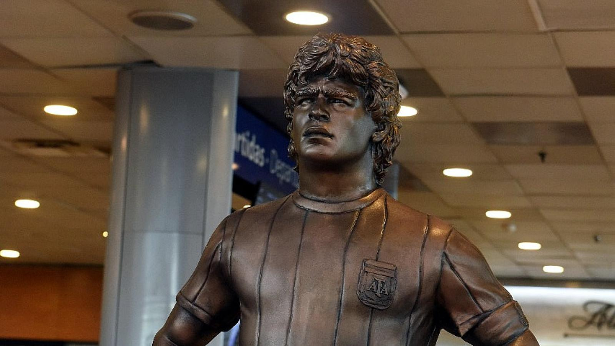 Maradona ya tiene su estatua en el Aeropuerto de Ezeiza