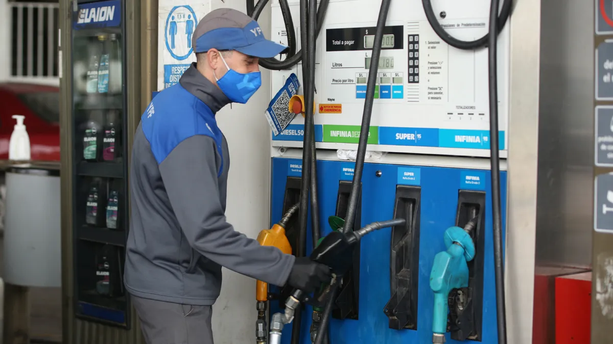 YPF anunció una nueva suba en el precio de los combustibles.