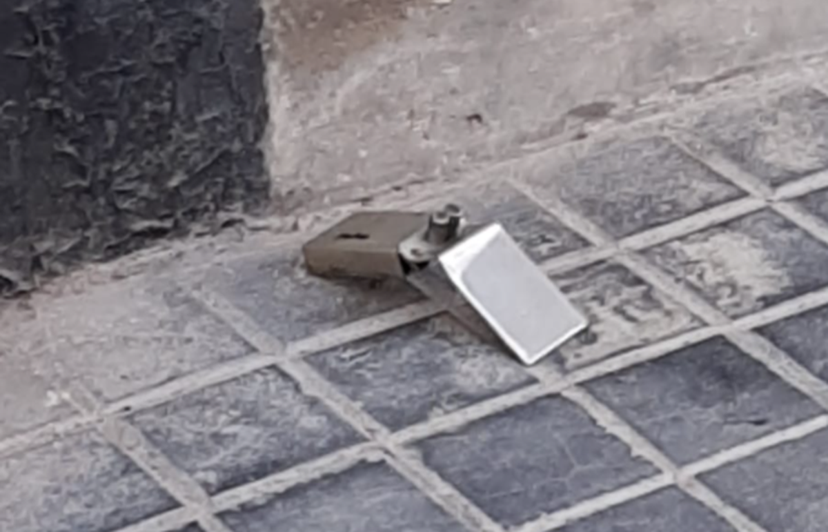 La cerradura de la peluquería fue arrancada por malvivientes.