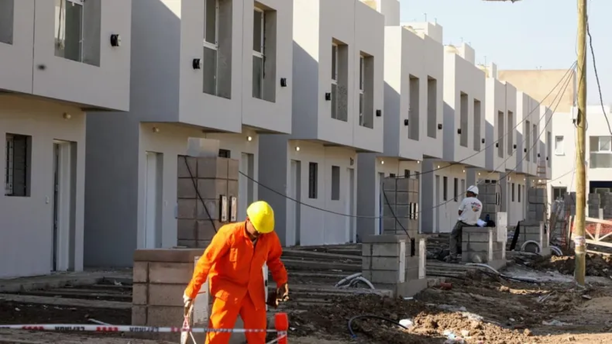 El Gobierno eliminó programas de vivienda y delegó en provincias y municipios el avance de la obra pública relacionada. Foto: C5N  
