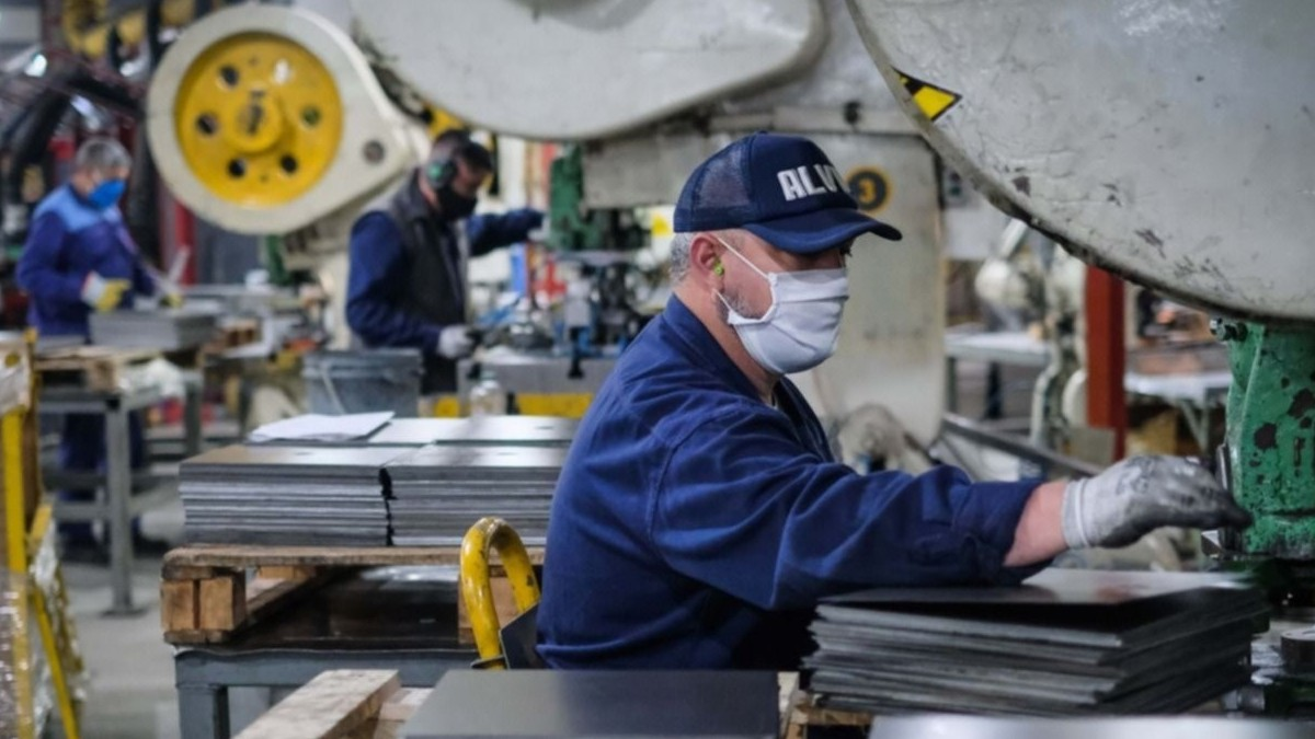 La producción de pymes industriales cayó un 23,5% en junio