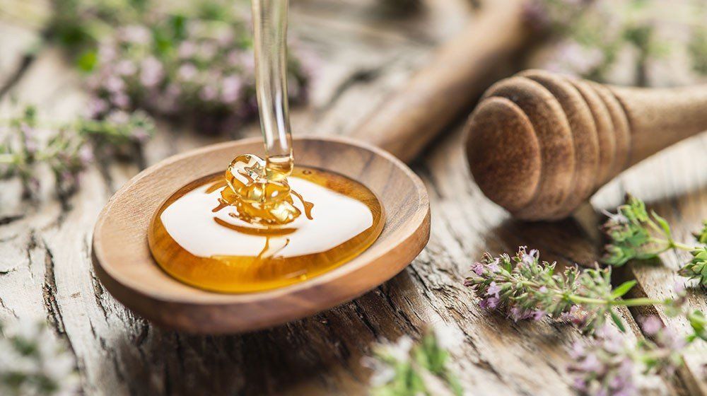 ¿Es verdad que la miel es más saludable que el azúcar?