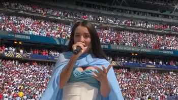 María Becerra emocionó al interpretar el Himno Nacional en la final del Mundial 2026