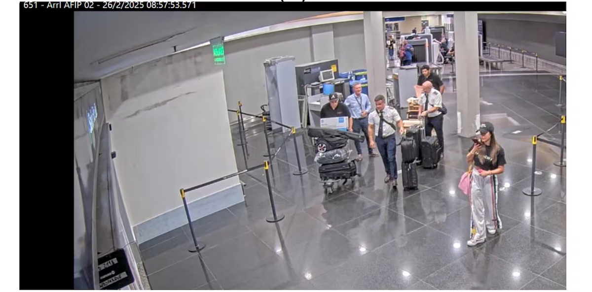 La salida de las personas del avi&oacute;n sin pasar por los controles de Aduana (Foto: TN).