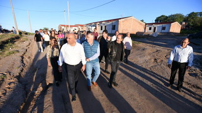 Manzur y Jaldo recorrieron la obra de 80 viviendas en Burruyacú