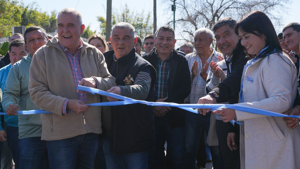 El gobernador inauguró pavimento y una pista de salud en Delfín Gallo