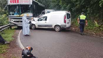 Chocaron un colectivo de la línea 118 y una camioneta en San Javier