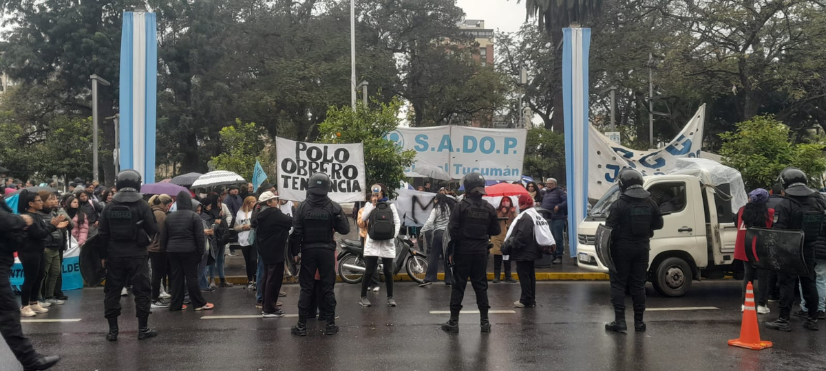 Organizaciones sociales y sectores sindicales marchan en Tucumán