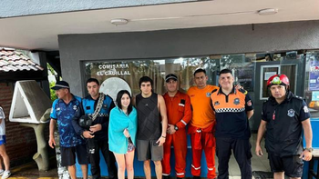 Dos jóvenes fueron rescatados, en Aguas Chiquitas, por Bomberos de la Policía