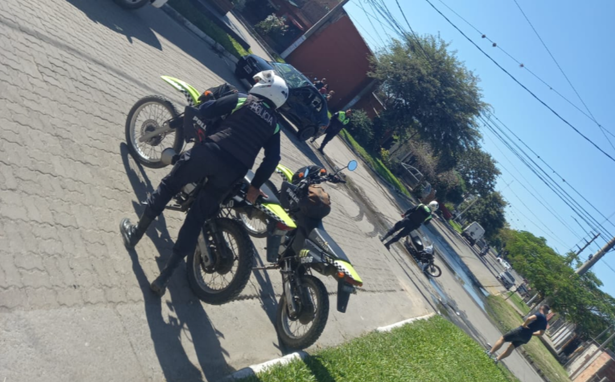 Dos jóvenes en motocicleta chocaron luego de cometer un robo