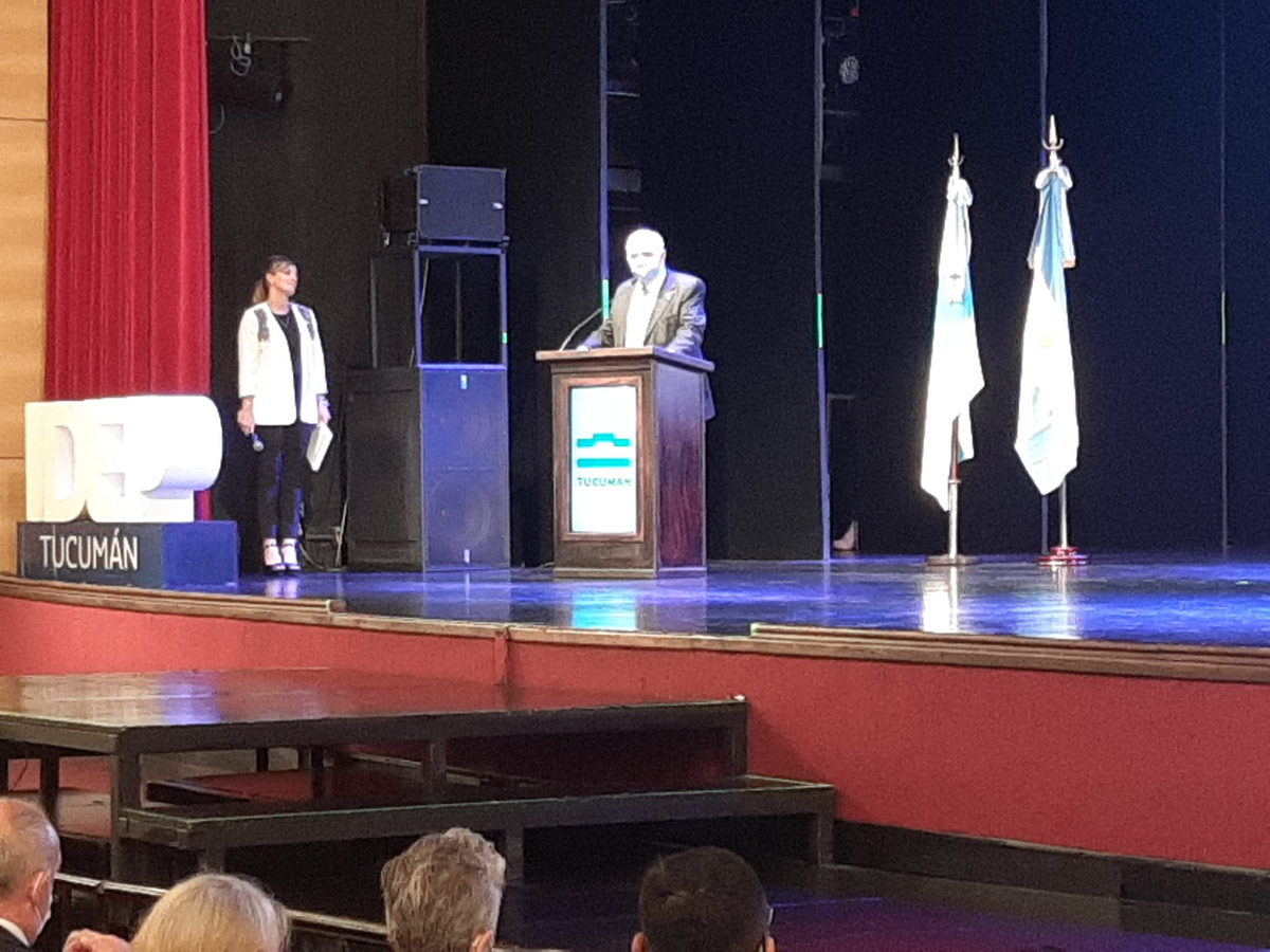 "En lo momento m&aacute;s dif&iacute;ciles arriesgaron su vida", dijo Osvaldo Jaldo al reconocer con la Marca Tucum&aacute;n a los trabajadores de la salud.&nbsp;