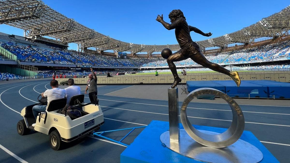 Napoli le rindió homenaje a Diego Maradona