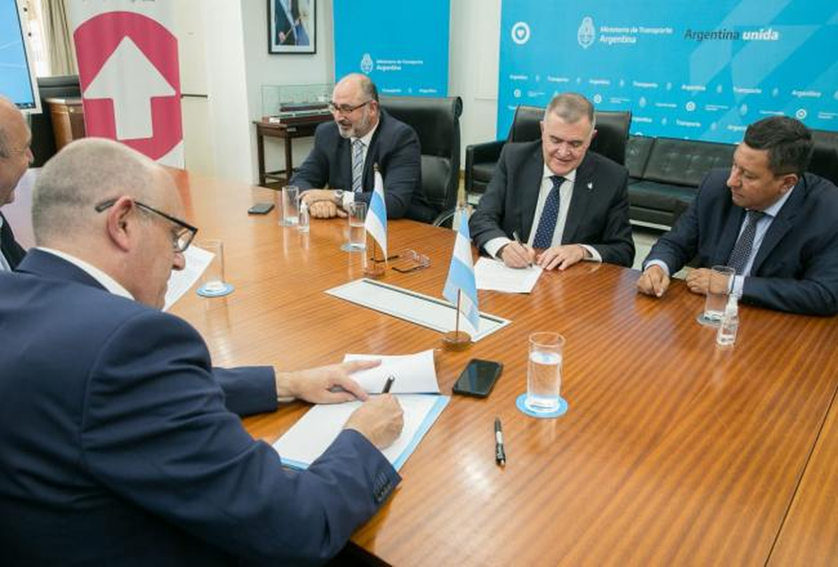 El gobernador mantuvo reuniones en la ciudad de Buenos Aires con la intención de desactivar el paro de UTA.