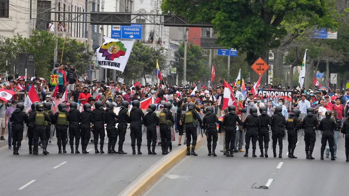 Perú: miles de personas protestan contra el gobierno