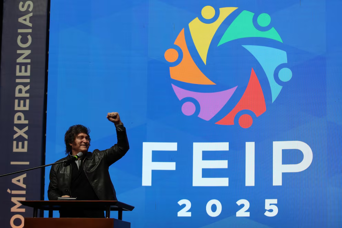 Javier Milei saluda con el puño en alto durante un evento en Paraguay. Foto: Infobae