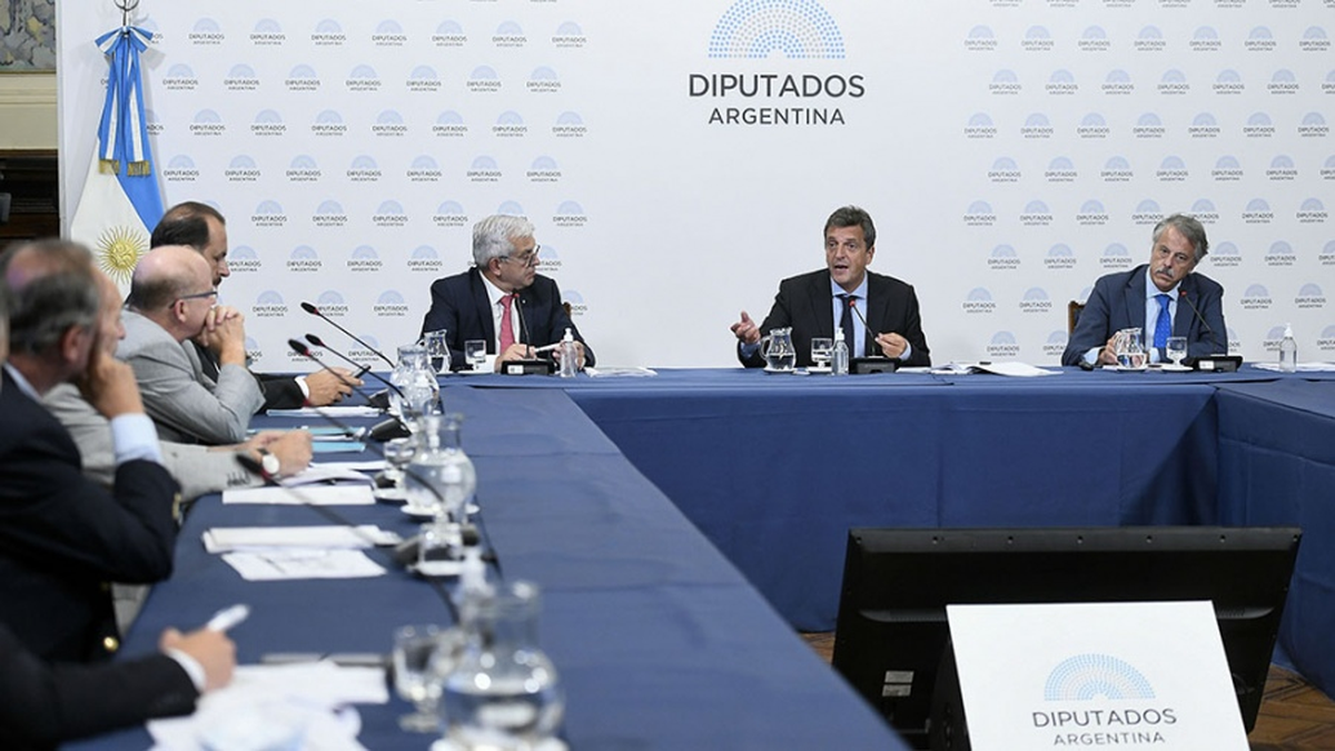 Sergio Massa junto al ministro de Agricultura, Juli&aacute;n Dom&iacute;nguez, y los representantes del Consejo Agroindustrial Argentino